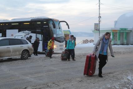Иркутская область. п.Листвянка. Китайские туристы выходят из автобуса.