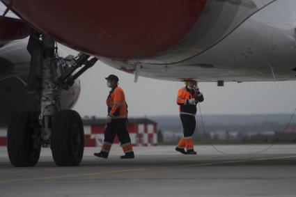 Екатеринбург. Самолет Sukhoi Superjet 100 авиакомпании \'Red Wings\' в аэропорту \'Кольцово\'. Авиакомпания \'Red Wings\' стала вторым базовым перевозчиком в Екатеринбурге после авиакомпании \'Уральские авиалинии\'