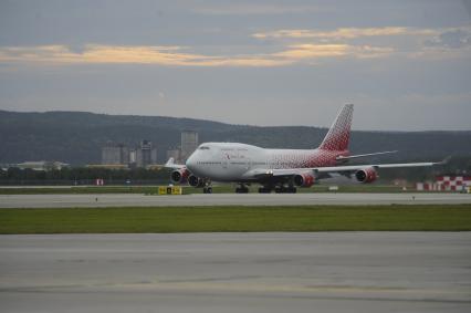 Екатеринбург. Самолет Боинг 747-400 авиакомпании \'Россия\' в аэропорту \'Кольцово\'