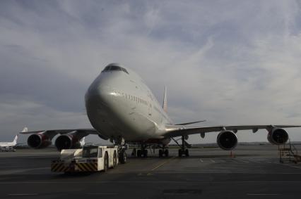 Екатеринбург. Самолет Боинг 747-400 авиакомпании \'Россия\' в аэропорту \'Кольцово\'