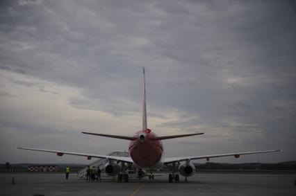 Екатеринбург. Самолет Sukhoi Superjet 100 авиакомпании \'Red Wings\' в аэропорту \'Кольцово\'. Авиакомпания \'Red Wings\' стала вторым базовым перевозчиком в Екатеринбурге после авиакомпании \'Уральские авиалинии\'