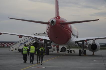 Екатеринбург. Самолет Sukhoi Superjet 100 авиакомпании \'Red Wings\' в аэропорту \'Кольцово\'. Авиакомпания \'Red Wings\' стала вторым базовым перевозчиком в Екатеринбурге после авиакомпании \'Уральские авиалинии\'