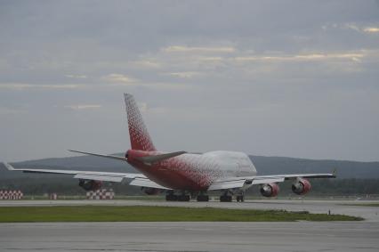 Екатеринбург. Самолет Боинг 747-400 авиакомпании \'Россия\' в аэропорту \'Кольцово\'