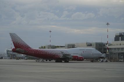 Екатеринбург. Самолет Боинг 747-400 авиакомпании \'Россия\' в аэропорту \'Кольцово\'