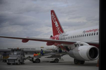 Екатеринбург. Самолет Sukhoi Superjet 100 авиакомпании \'Red Wings\' в аэропорту \'Кольцово\'. Авиакомпания \'Red Wings\' стала вторым базовым перевозчиком в Екатеринбурге после авиакомпании \'Уральские авиалинии\'