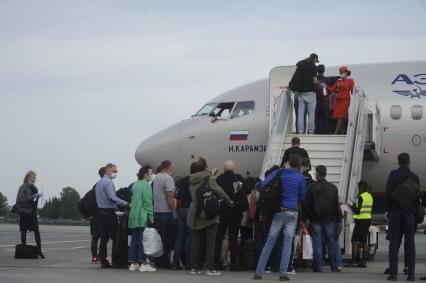 Екатеринбург. Посадка пассажиров в самолет Boeing 737-800 авиакомпании \'Аэрофлот\' в аэропорту \'Кольцово\'