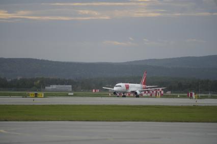 Екатеринбург. Самолет Sukhoi Superjet 100 авиакомпании \'Red Wings\' в аэропорту \'Кольцово\'. Авиакомпания \'Red Wings\' стала вторым базовым перевозчиком в Екатеринбурге после авиакомпании \'Уральские авиалинии\'