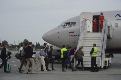 Екатеринбург. Посадка пассажиров в самолет Boeing 737-800 авиакомпании \'Аэрофлот\' в аэропорту \'Кольцово\'