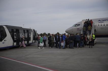 Екатеринбург. Посадка пассажиров в самолет Boeing 737-800 авиакомпании \'Аэрофлот\' в аэропорту \'Кольцово\'