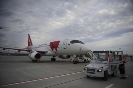 Екатеринбург. Самолет Sukhoi Superjet 100 авиакомпании \'Red Wings\' в аэропорту \'Кольцово\'. Авиакомпания \'Red Wings\' стала вторым базовым перевозчиком в Екатеринбурге после авиакомпании \'Уральские авиалинии\'