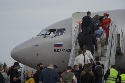 Екатеринбург. Посадка пассажиров в самолет Boeing 737-800 авиакомпании \'Аэрофлот\' в аэропорту \'Кольцово\'