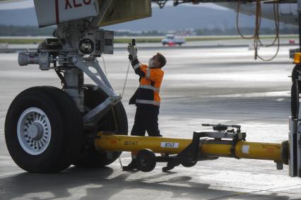 Екатеринбург. Авиатехник у передней стойки шасси самолета Боинг 747-400 авиакомпании \'Россия\' в аэропорту \'Кольцово\'