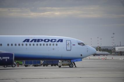 Екатеринбург. Самолет Боинг 737-800 авиакомпании \'Алроса\' в аэропорту \'Кольцово\'