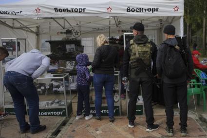 Екатеринбург. Свердловский танковый полигон. Празднование дня танкиста. Посетители выставки у киоска Военторга