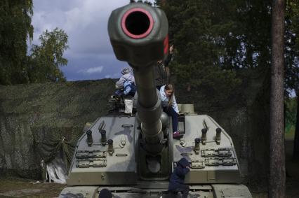 Екатеринбург. Свердловский танковый полигон. Празднование дня танкиста. Выставка боевой техники