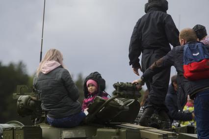 Екатеринбург. Свердловский танковый полигон. Празднование дня танкиста. Посетители выставки вооружения и военной техники катаются на танке Т-80