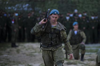 Екатеринбург. Свердловский танковый полигон. Празднование дня танкиста. Показательное выступление бойцов спецназа ВДВ