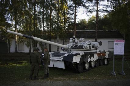 Екатеринбург. Свердловский танковый полигон. Празднование дня танкиста. Танк Т-80 в белом арктичеком камуфляже