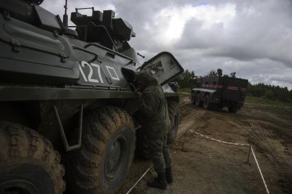 Екатеринбург. Свердловский танковый полигон. Празднование дня танкиста. БТР-82 катает посетителей выставке на полигоне