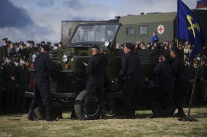 Екатеринбург. Свердловский танковый полигон. Празднование дня танкиста. Показательное выступление военнослужащие ремонтногого батальона, которые в течении 5 минут разбирают автомобиль УАЗ на основные части и собирают обратно