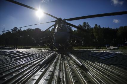 Екатеринбург. Свердловский танковый полигон. Празднование дня танкиста. Боевой вертолет Ми-24 с боекомплектом