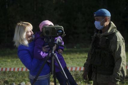 Екатеринбург. Свердловский танковый полигон. Празднование дня танкиста. Ребенок смотрит в прибор ночного видения