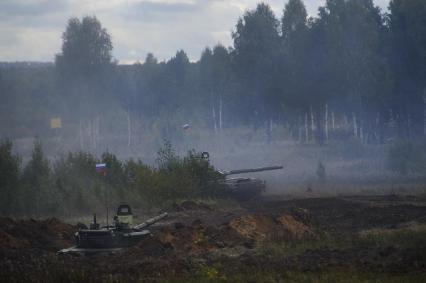 Екатеринбург. Свердловский танковый полигон. Празднование дня танкиста. Танки-Т72Б3М ведут огонь по условному противнику, во время динамического показа боевой техники