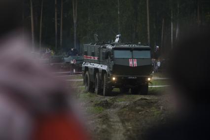 Екатеринбург. Свердловский танковый полигон. Празднование дня танкиста. Бронеавтомобиль \'Тайфун\' военной полиции катает посетителей выставки на полигоне