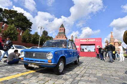 Москва. Старт гонки ретроавтомобилей `\"ГУМ Авторалли Gorkyclassic - 2020` на Васильевском спуске.