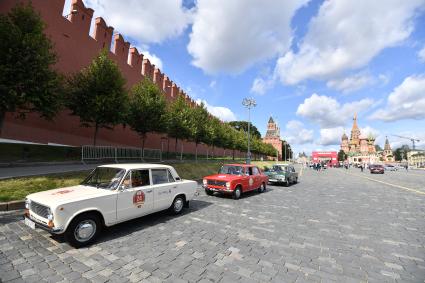 Москва. Старт гонки ретроавтомобилей `\"ГУМ Авторалли Gorkyclassic - 2020` на Васильевском спуске.