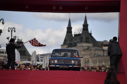 Москва. Старт гонки ретроавтомобилей `\"ГУМ Авторалли Gorkyclassic - 2020` на Васильевском спуске.