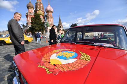 Москва. Старт гонки ретроавтомобилей `\"ГУМ Авторалли Gorkyclassic - 2020` на Васильевском спуске.