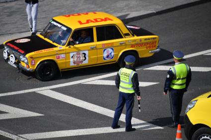 Москва. Старт гонки ретроавтомобилей `\"ГУМ Авторалли Gorkyclassic - 2020` на Васильевском спуске.