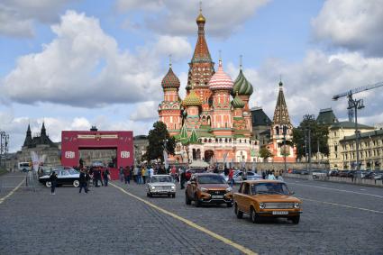 Москва. Старт гонки ретроавтомобилей `\"ГУМ Авторалли Gorkyclassic - 2020` на Васильевском спуске.