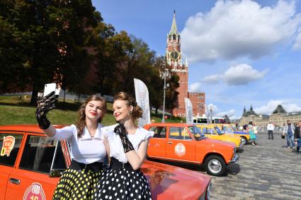 Москва. Старт гонки ретроавтомобилей `\"ГУМ Авторалли Gorkyclassic - 2020` на Васильевском спуске.