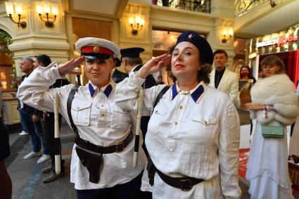 Москва. Женщины в форме сотрудников милиции первой половины 20 века перед стартом гонки ретроавтомобилей `\"ГУМ Авторалли Gorkyclassic - 2020`.