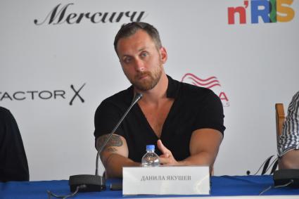 Сочи. Актер Данила Якушев во время пресс-конференции на XXXI Открытом фестивале российского кино `Кинотавр`.