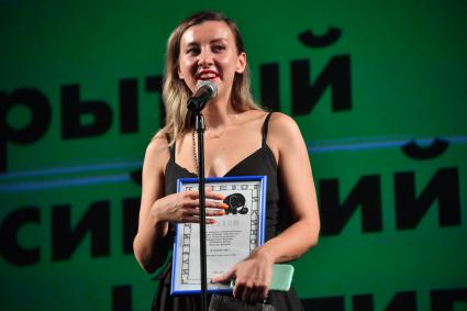 Сочи. Режиссер Кристина Манжула во время церемонии награждения победителей конкурса `Короткий метр` на XXXI Открытом фестивале российского кино `Кинотавр`.