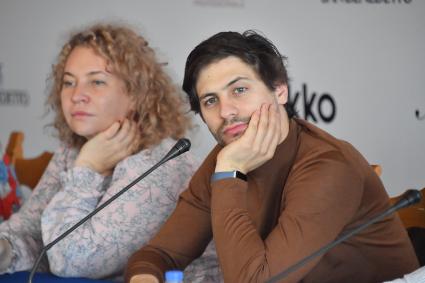 Сочи. Продюсер Александра Ремизова и режиссер Александр Молочников во время пресс-конференции на XXXI Открытом фестивале российского кино `Кинотавр`.