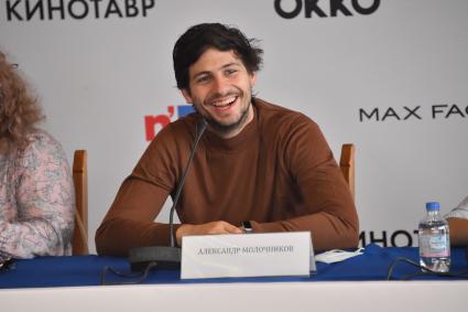 Сочи. Режиссер Александр Молочников во время пресс-конференции на XXXI Открытом фестивале российского кино `Кинотавр`.