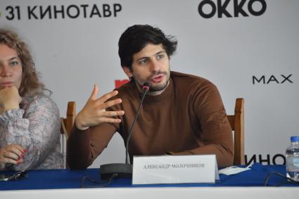 Сочи. Режиссер Александр Молочников во время пресс-конференции на XXXI Открытом фестивале российского кино `Кинотавр`.