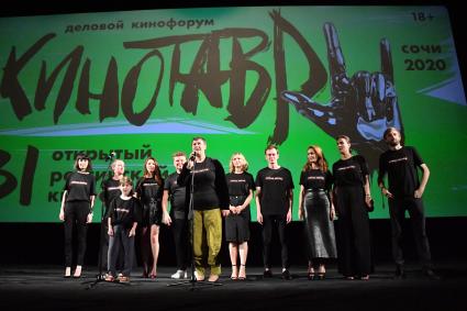 Сочи. Продюсер Наталья Мокрицкая (в центре) на XXXI Открытом фестивале российского кино `Кинотавр`.