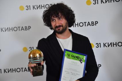 Сочи. Режиссер фильма `Kitoboy` Филипп Юрьев, получивший приз в номинации `За лучшую режиссуру`, на церемонии закрытия XXXI Открытого фестиваля российского кино `Кинотавр`.