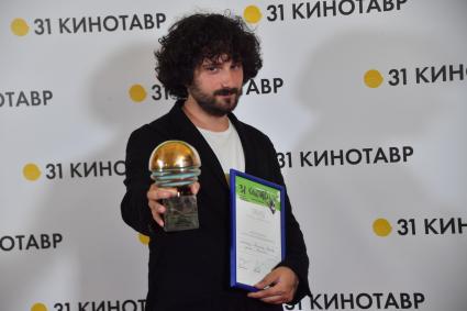 Сочи. Режиссер фильма `Kitoboy` Филипп Юрьев, получивший приз в номинации `За лучшую режиссуру`, на церемонии закрытия XXXI Открытого фестиваля российского кино `Кинотавр`.