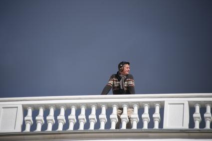 Москва. Мужчина стоит на смотровой площадке здания Северного Речного вокзала.