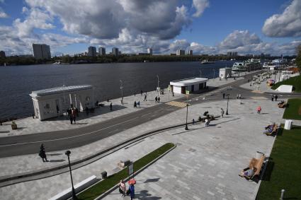 Москва. Причал и набережная Северного Речного вокзала.
