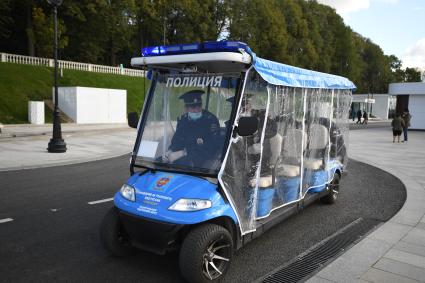 Москва. Полицейский электрокар патрулирует территорию Северного Речного вокзала.