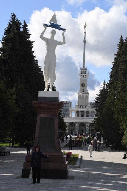 Москва. Скульптура `Водный путь` и здание Северного Речного вокзала.