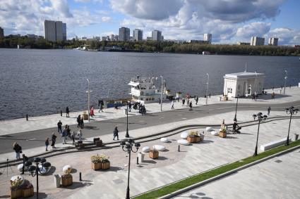Москва. Причал и набережная Северного Речного вокзала.