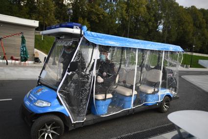 Москва. Полицейский электрокар патрулирует территорию Северного Речного вокзала.